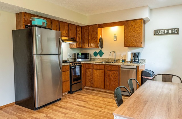 Tribesman Resort #21 - Renovated Cabin, Minutes to Silver Dollar, Great Location