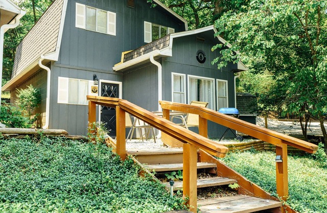 Tribesman Resort #6 - Renovated Cabin, Minutes to Silver Dollar, Great Location!