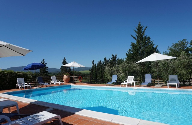 Three-room apartment 4 with swimming pool and WIFI in the Tuscan countryside for 6 people