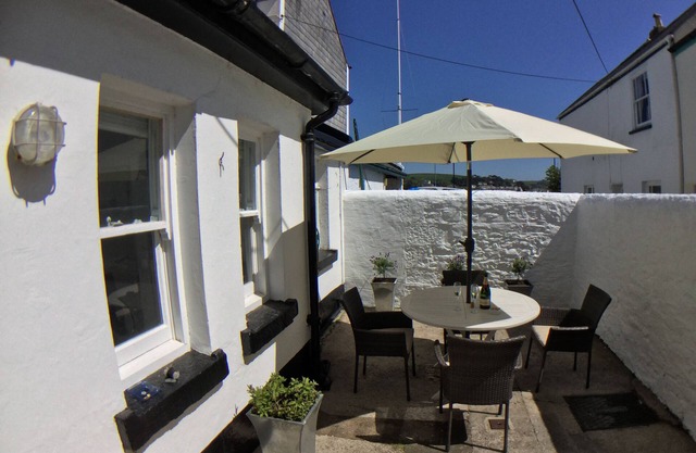 TRINITY COTTAGE. Charmant chalet historique juste à côté du quai à Appledore.