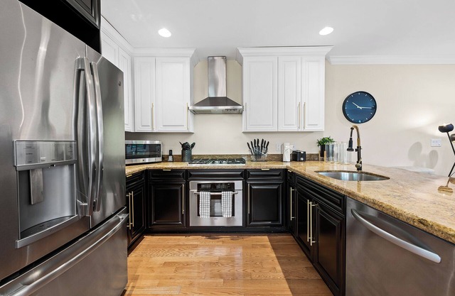 Triple Decker ~ Elevator ~ Jacuzzi ~ 2 Miles to Beach ~ Walk to Entertainment District!