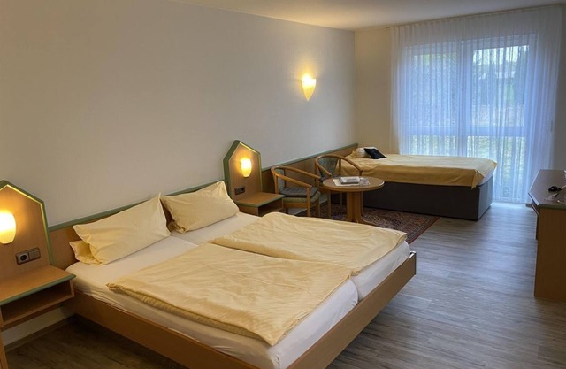 Chambre Triple Douche / WC - Hotel Garni Am Brunnenplatz