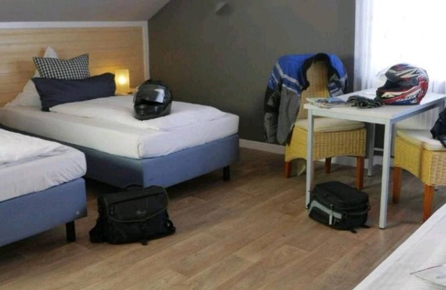 Chambre Triple, Douche, Toilettes - Hotel-Restaurant Hüllen