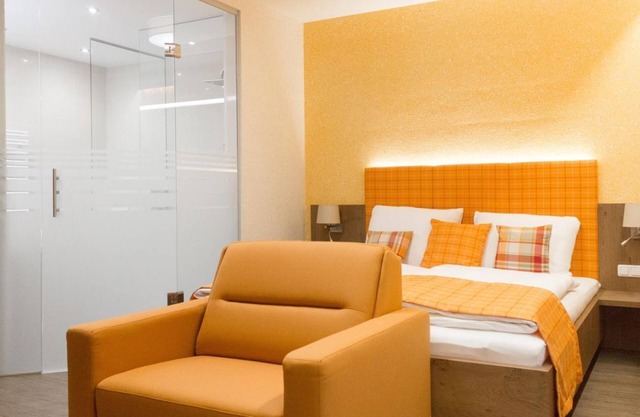 Triple room, shower, WC, with mountain view - Gasthof-Pension Luger - on the Danube Cycle Path, Donausteig