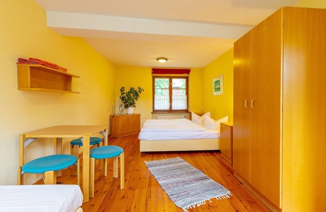 Triple room with shared bathroom 2 - Youth guest house