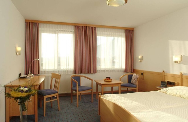 Chambre triple avec douche ou Salle de bain, WC - Airporthotel Salzburg
