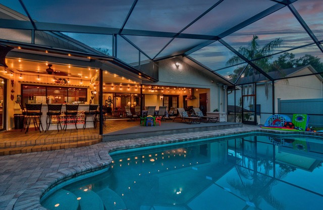 Trop Resort Home,4 Kings & Qn, Spa, Tiki Bar, PoolBath, Margarita Machine, Grill