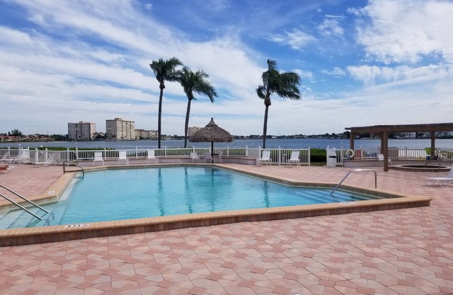 Nice Tropical 1 BD 1. 5 BA Condo sur Isla Del Sol, St Petersburg, Floride
