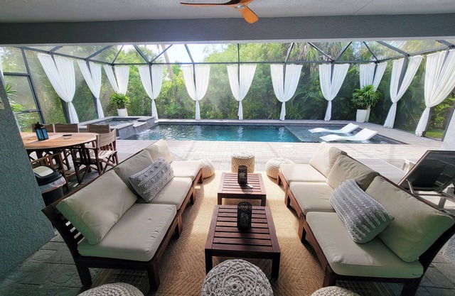 Tropical 4-bedroom Oasis on the river with Pool and Jacuzzi in Bonita Springs