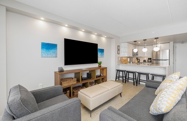 Tropical apartment with amazing water views & rooftop pool - prime location