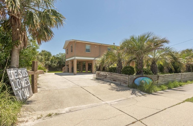 Tropical Beach House 2 blocks from Gulf and Sound