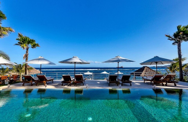Villa tropicale de style contemporain de 4 chambres avec vue sur l'océan, Candidasa