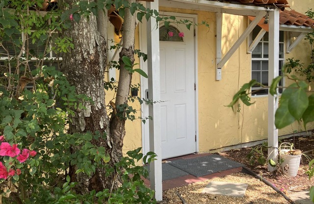 🌴Tropical Cottage, In The Lovely Palm Beach Historic District LOCATION!