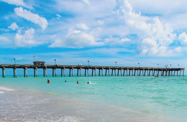 Tropical Cottage close to Beaches and Florida Fun