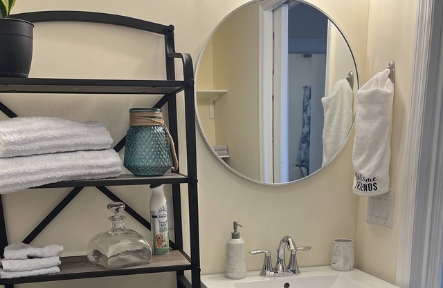 Tropical Cottage Oasis W/ secluded patio minutes from downtown!
