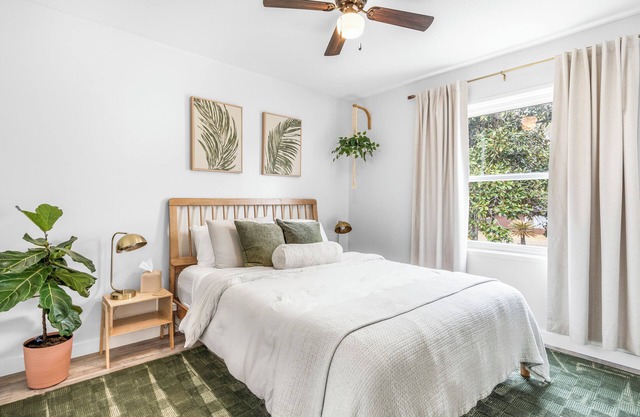 Tropical Family Getaway! Fun, Firepit, Games, Grill & Beach. Sleeps 10!