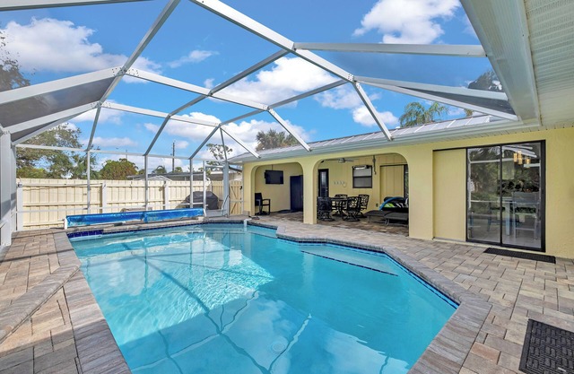 TROPICAL FAMILY OASIS ON CANAL-PET FRIENDLY