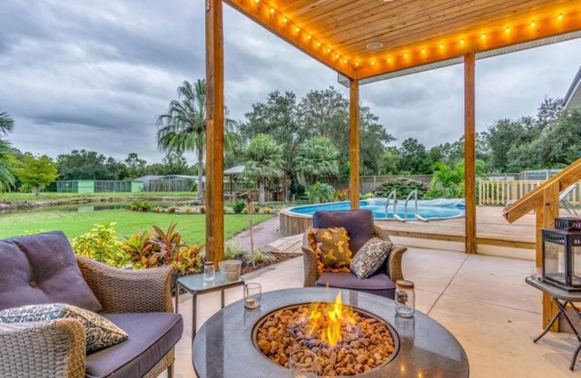 Tropical getaway Pool and tiki bar