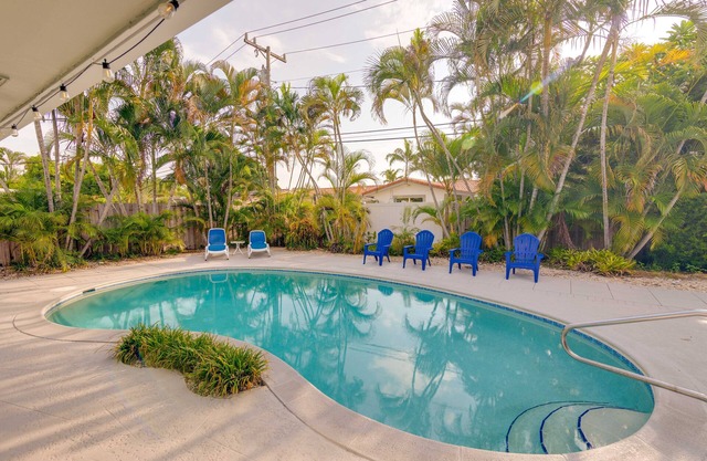 Retraite de piscine tropicale isolée de 3 chambres et 2 salles de bain à 2 miles de la plage!