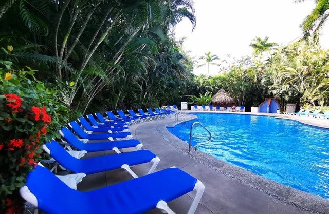 Tropical Lush Gardens, Great Pools & Location
