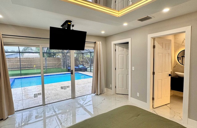 Tropical Luxury Retreat with warm Pool, Spacious 5-bedroom & Mini Golf