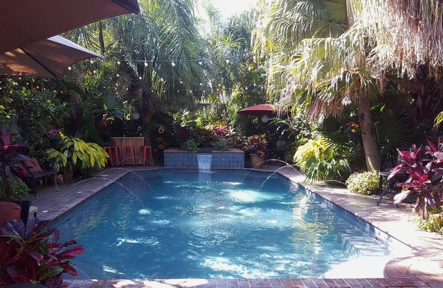 Casa de 3 habitaciones con patio tropical y spa / piscina climatizada (que cumple con NOLA STR)