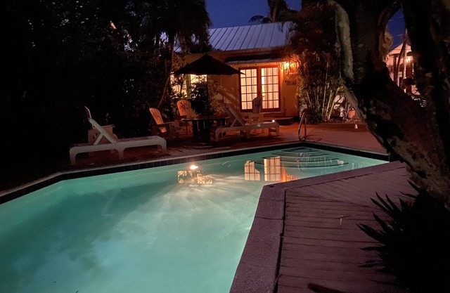 Tropical oasis in a former author’s retreat. Sleeps 4.