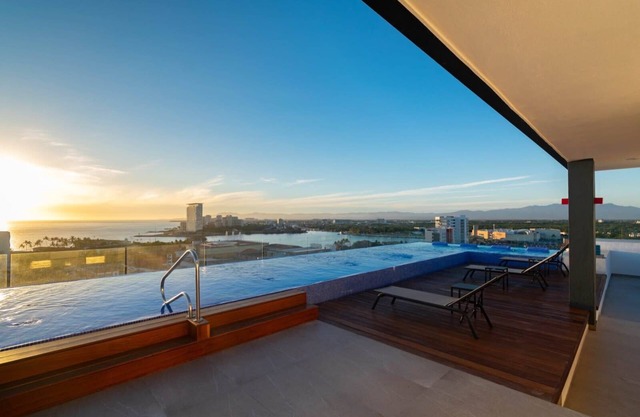 Tropical Oasis, Oceanview Infinity Roof Pool