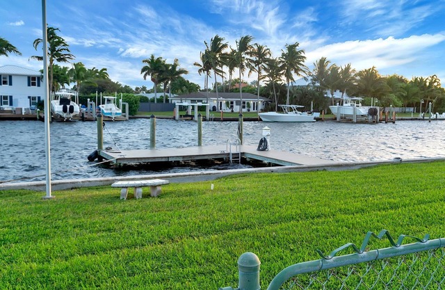 Tropical Oasis Waterfront House just steps to intracoastal