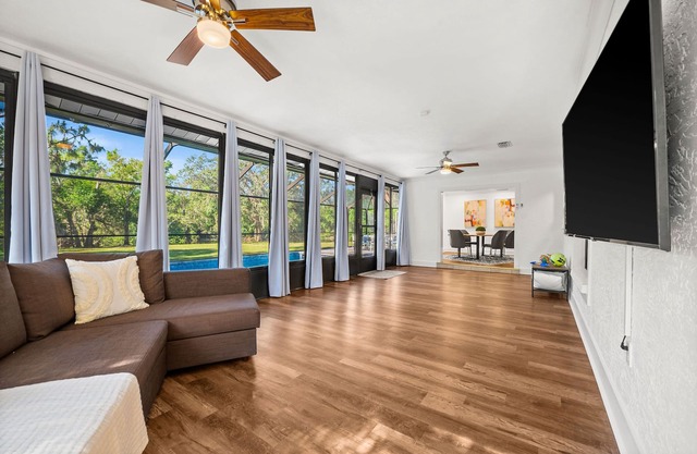 Spacious with Spectacular View! Magnolia Rentals!