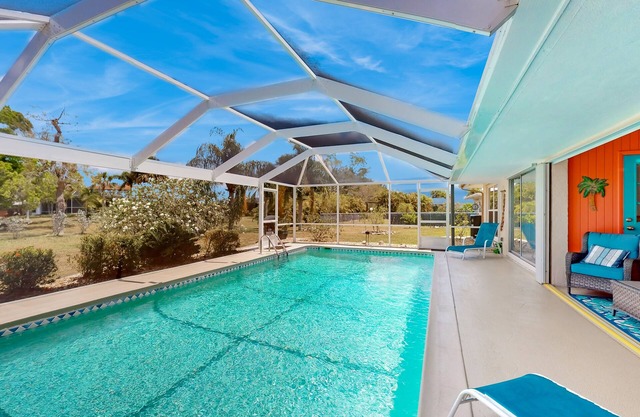 Tropical paradise near the beach with enclosed private pool & lanai