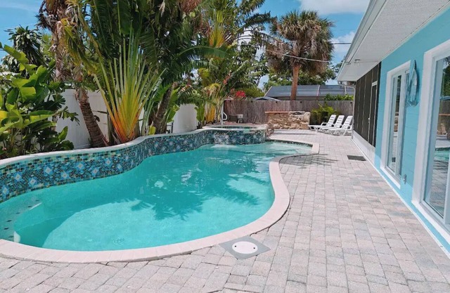 Tropical paradise! Spa, heated pool, 2 miles from Siesta Key beach, very private