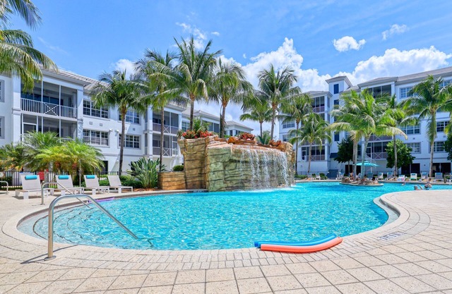 Magnifique condo avec 2 piscines, 2 bains à remous et bar tiki!