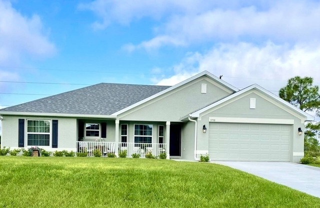 Tropical Retreat- Newer 3 Bedroom, 2 Bath- Sleeps 8 !
