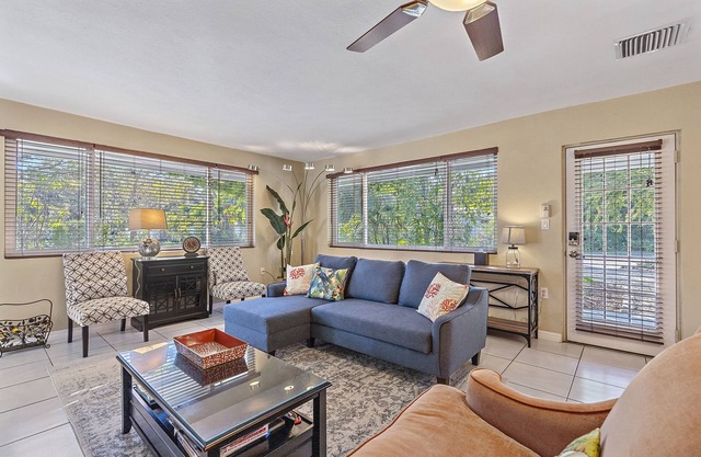 Tropical Retreat w/ charming garden near downtown