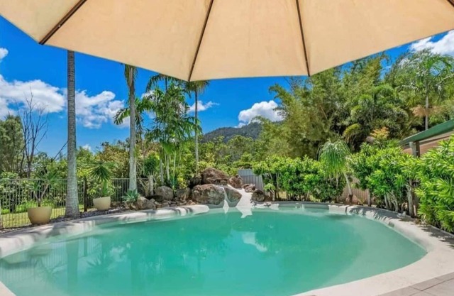 Sugarloaf Villa - Tropical self contained Villa