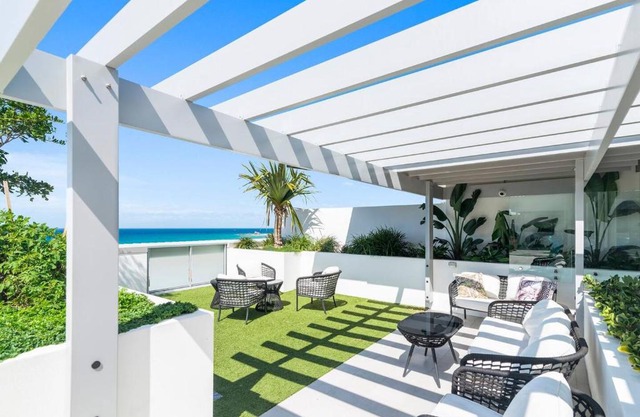 'Tropical Tides' Resort-style Chic at Palm Beach