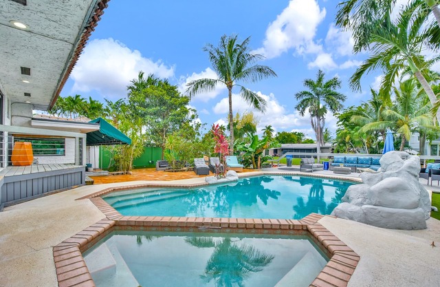 Tropical Waterfront Villa, 5B Home With a Pool and Jacuzzi