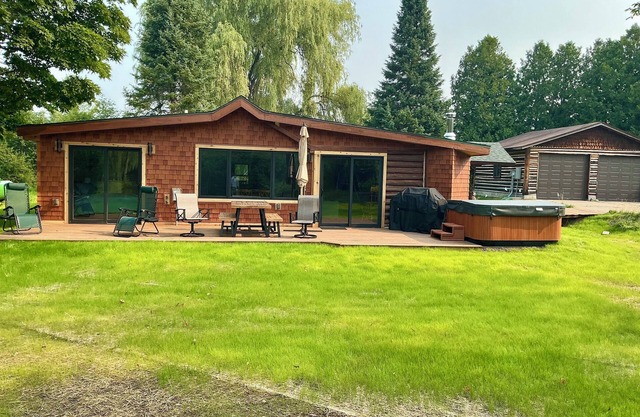 Trout Hollow Waterfront Cabin 2 BR, Sleeps 6, Riverfront Hottub Traverse City Mi