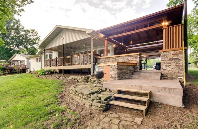 TroutFest - Magnifique 3BR Riverfront Accueil w / Wifi, Back Porch & Amazing Views - Idéal pour les pêcheurs et la famille escapades!