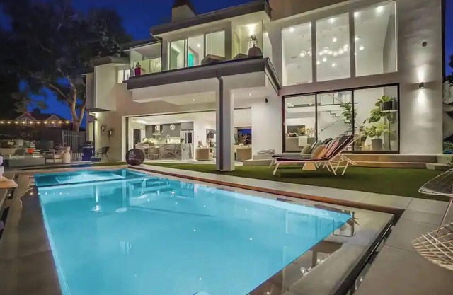 Troy Hill - Sleek & Modern Hollywood Hills Home with Stunning Views