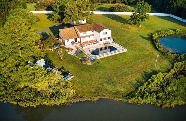 VRAI CENTRE-VILLE DE SAINT MICHAELS 5. 5 ACRE WATERFRONT w / POOL !!!