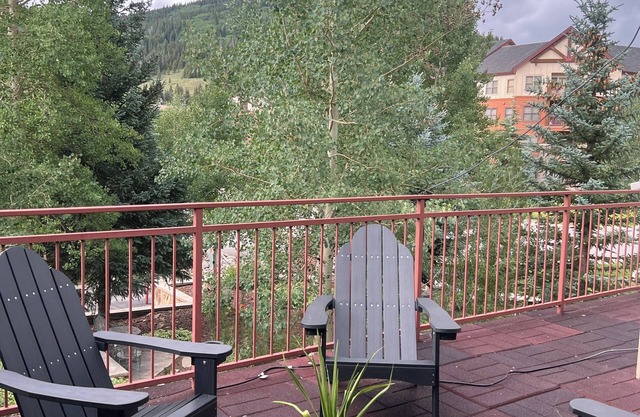 ★True Ski/Golf-in,Ski-Out★Fully Updated Luxury Modern in the Heart of Copper Mtn