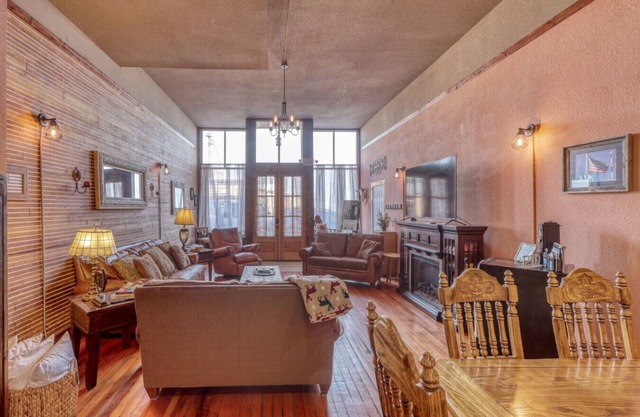 Gorgeous & Unique 3BR 3BA Condo-Walk to bar/restaurant, Central to BH Attractions, Spa, Fun Atmosphere!