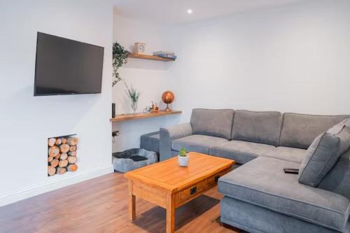 Tu Casa Brighton , A Beautiful & Peaceful 4 bedroom House with garden, BBq area , EV & Parking