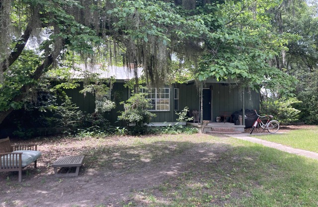 Tucked Away Newly Renovated 2 Bedroom/ 1 Bath, Sleep 8