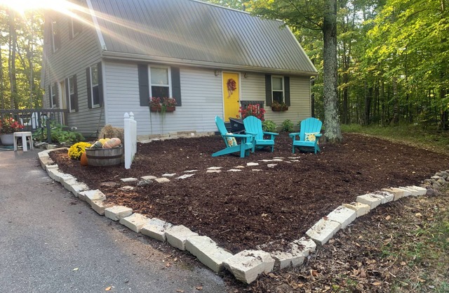 Tucked Away 3-bedroom Fish Creek cottage. Two miles from Peninsula State Park.