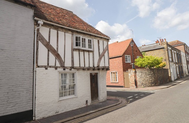 TUDOR COTTAGE, family friendly, character holiday cottage in Sandwich