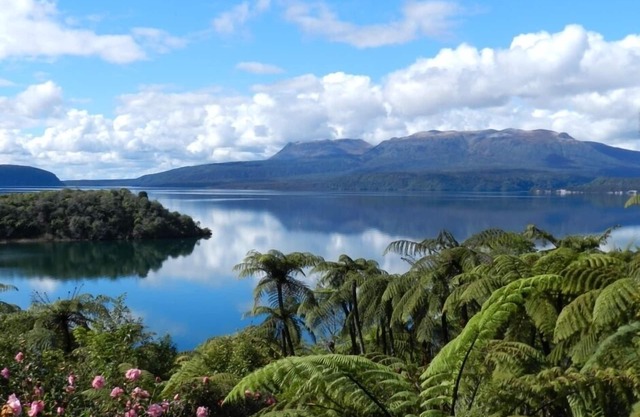 Tui Glen - Bach au bord du lac avec une vue imprenable
