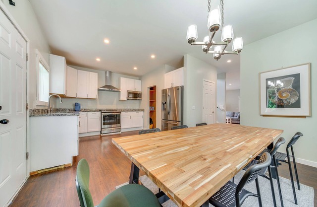Tukwila Townhome: 12 Mi to Seattle!